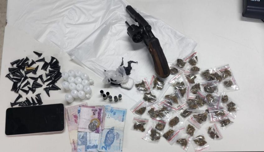 PM da Bahia apreendeu uma arma e porções de drogas com suspeito morto durante confronto / Polícia Militar da Bahia/Divulgação