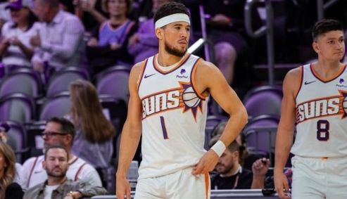 Devin Booker em quadra pelo Suns