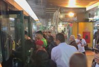 Greve em SP: filas de ônibus têm confusão e trabalhadores atrasados