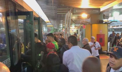Greve em SP: filas de ônibus têm confusão e trabalhadores atrasados
