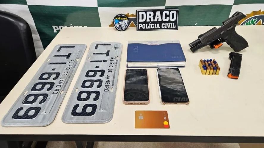 Materiais apreendidos pela polícia durante operação contra a milícia no Rio