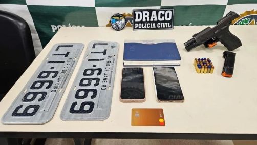 Materiais apreendidos pela polícia durante operação contra a milícia no Rio