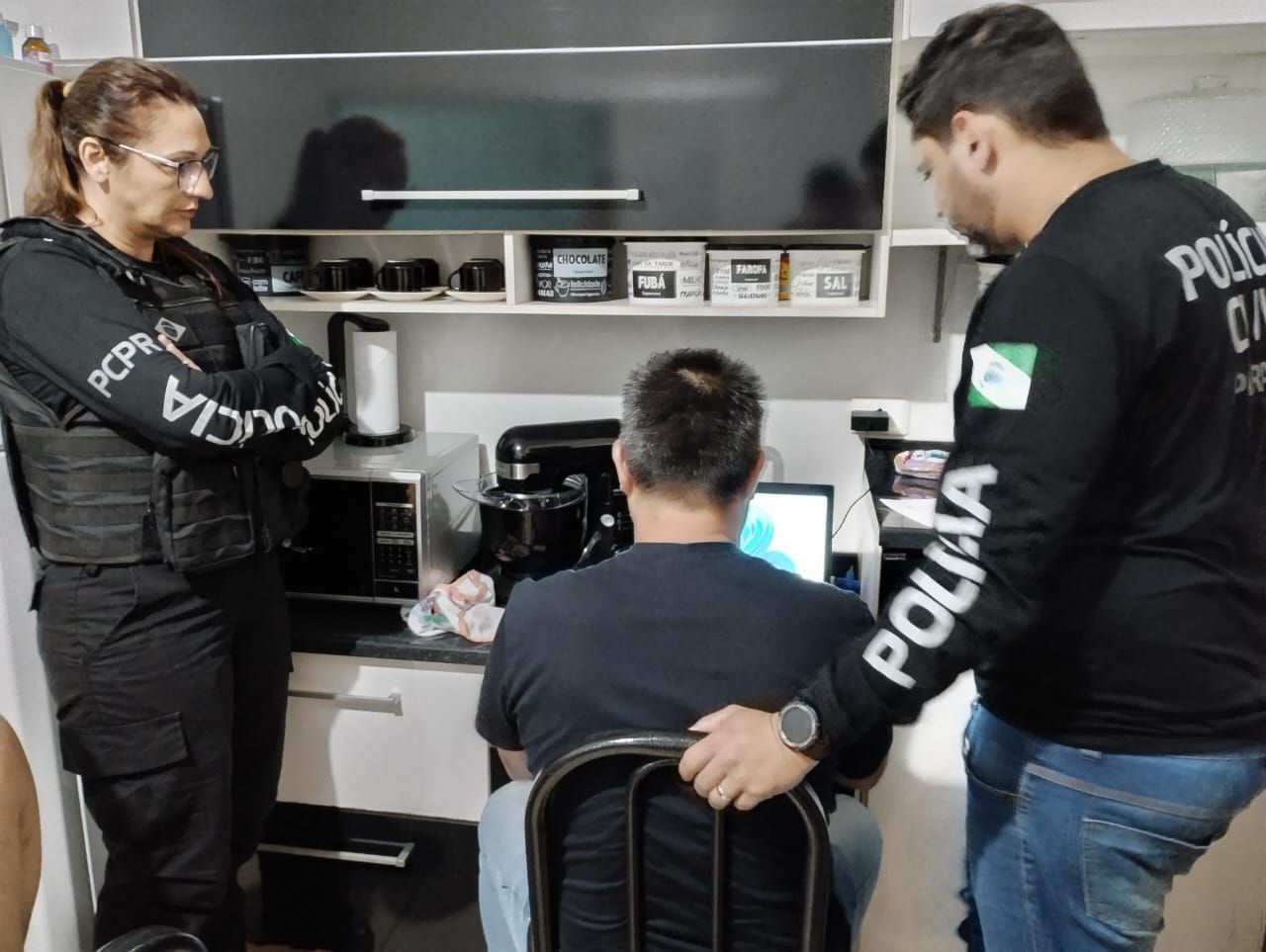 Policiais civis durante operação contra pirataria online