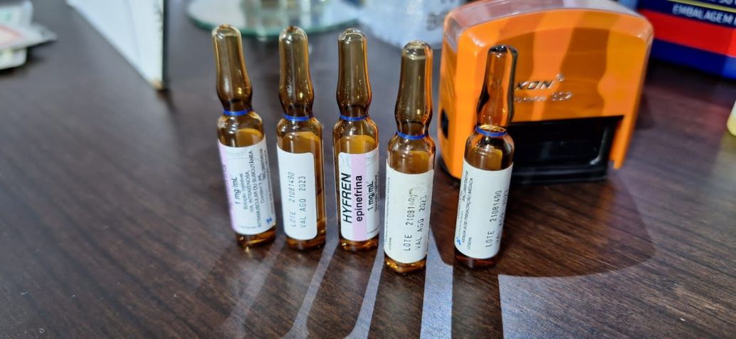 Policiais encontraram medicamentos vencidos na clínica da falsa médica em Duque de Caxias / Divulgação