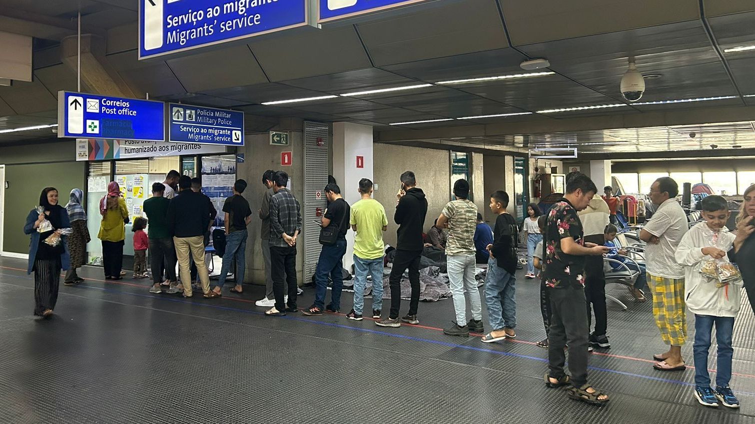 afegãos no saguão do Aeroporto de Guarulhos