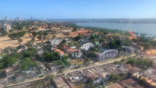 Imagem aérea mostra bairro afetado por afundamento do solo em Maceió.