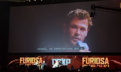 Chris Hemsworth fala para uma multidão no Palco Thunder na CCXP 2023