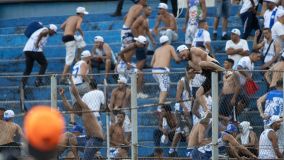 Cenas da briga entre torcedores de Coritiba e Cruzeiro