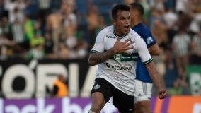 Robson comemora o gol do Coritiba sobre o Cruzeiro, que desencadeou a briga