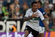 Coritiba vence Cruzeiro em jogo com invasão de campo e pancadaria
