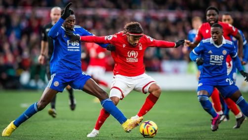 Gustavo Scarpa com a camisa do Nottingham Forest na Premier League
