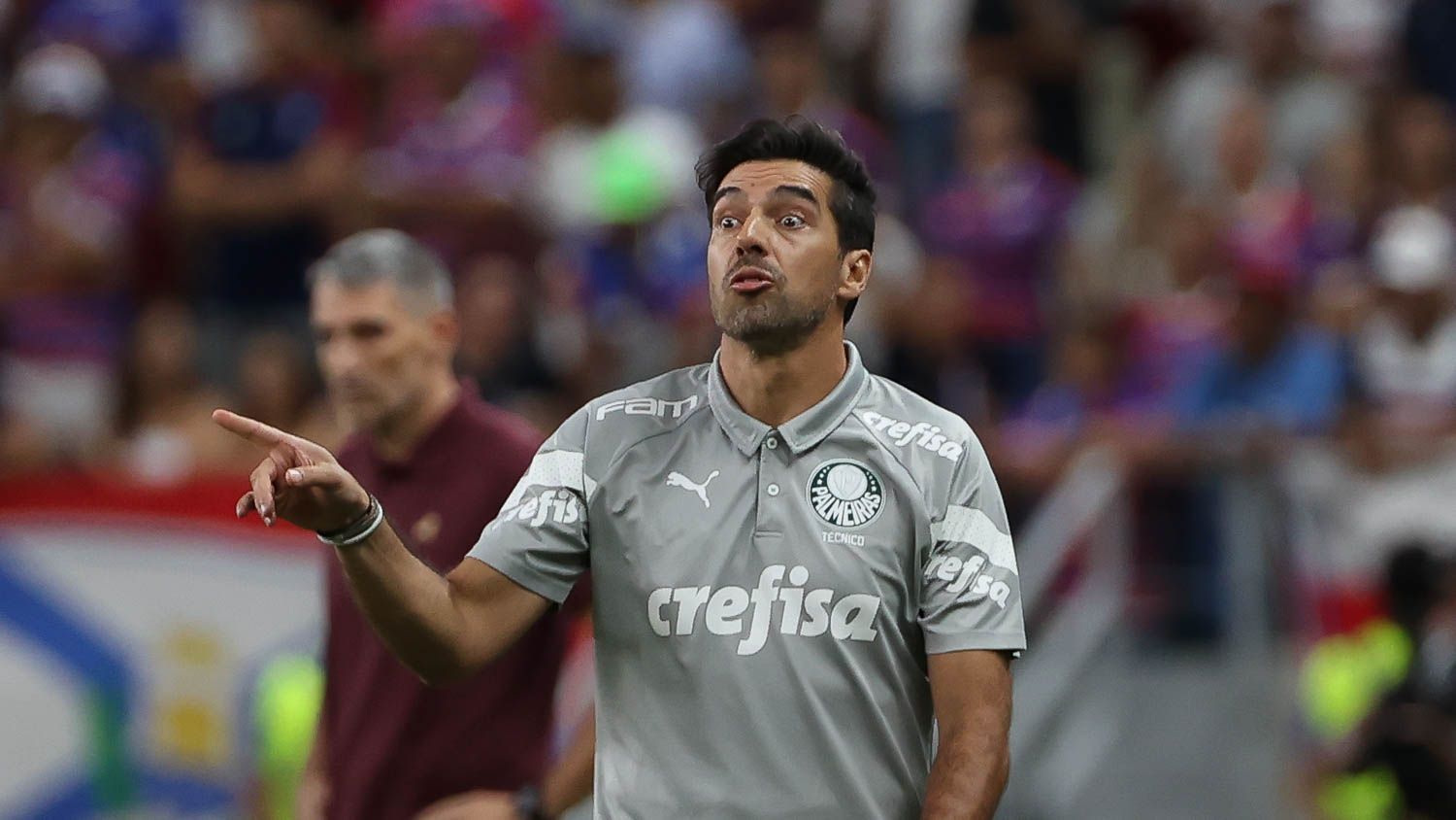Abel Ferreira orienta o Palmeiras no empate contra o Fortaleza