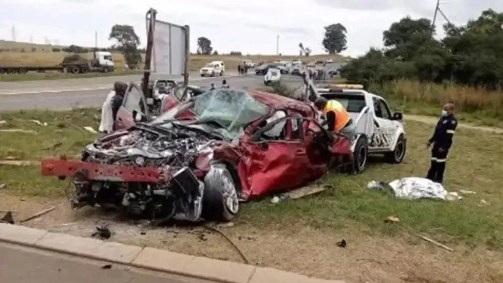 Carro do ex-jogador sul-africano Papi Khomane totalmente destruído