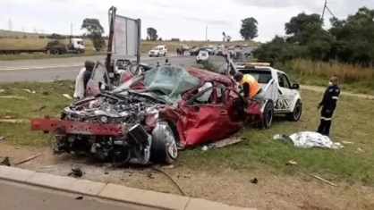 Carro do ex-jogador sul-africano Papi Khomane totalmente destruído