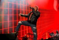 Axl Rose, vocalista do Guns N’ Roses, é acusado de agressão sexual