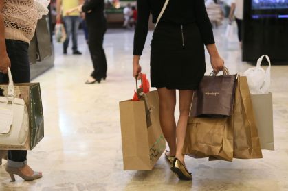 Consumidores lotam shoppins de SP