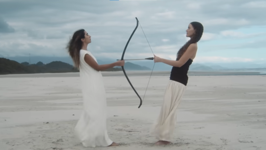 Anavitória no clipe de "Ainda é tempo". / Reprodução