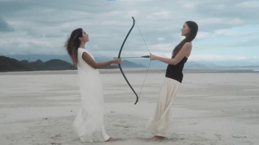 Anavitória no clipe de "Ainda é tempo". / Reprodução