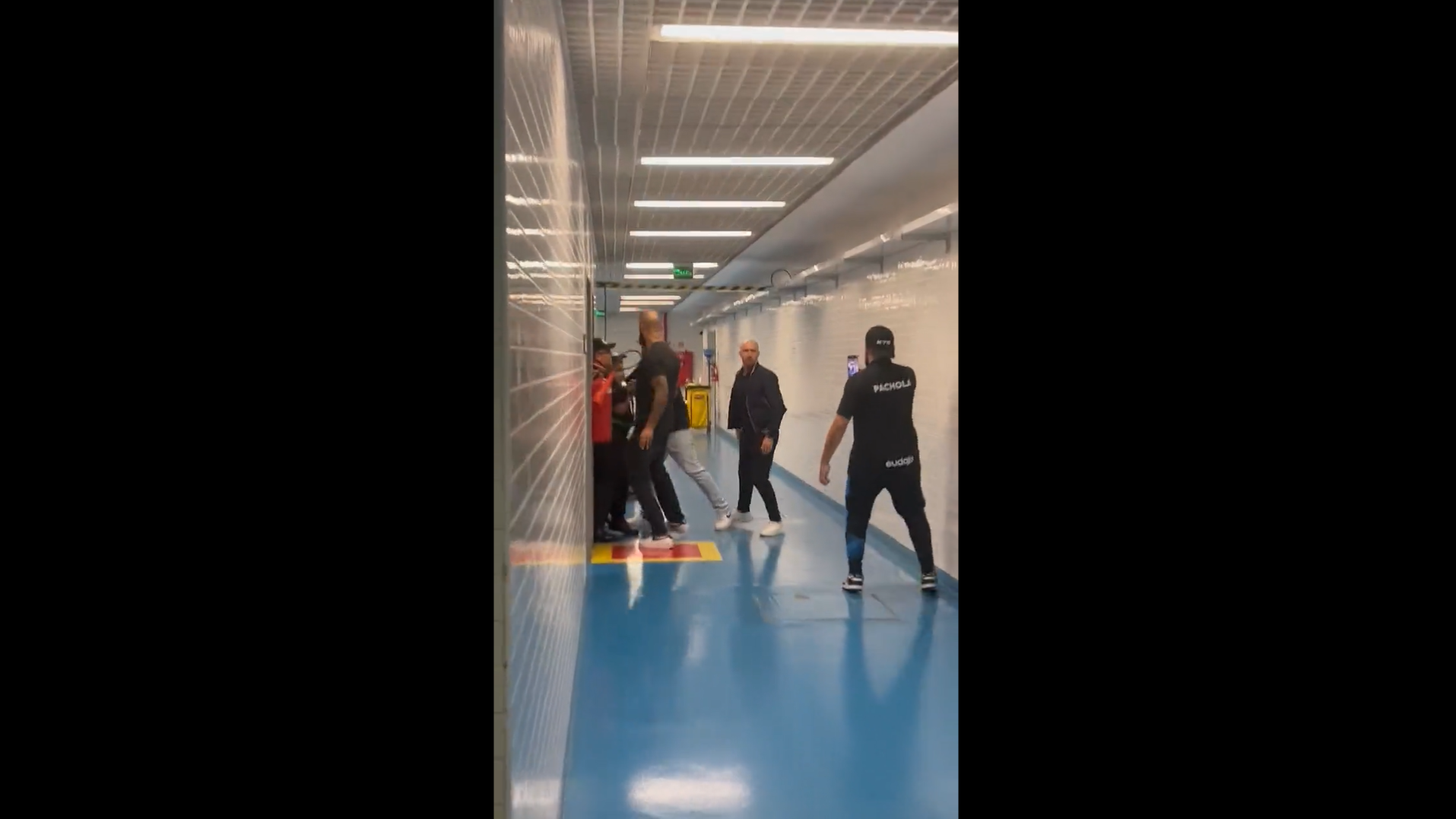 Alessandro, gerente do Corinthians, tenta invadir cabine do VAR