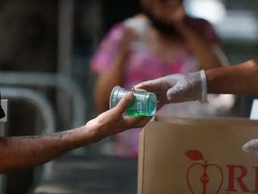 Operação Altas Temperaturas, da prefeitura de São Paulo, na Praca da Republica, distribui agua e frutas para pessoas em situação de vulnerabilidade para amenizar o impacto do calor previsto para os próximos dias