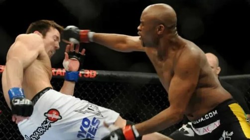 Sonnen e Anderson Silva trocando golpes em luta do UFC