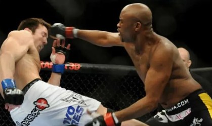 Sonnen e Anderson Silva trocando golpes em luta do UFC