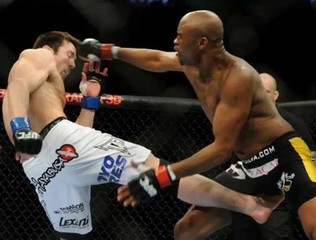 Sonnen e Anderson Silva trocando golpes em luta do UFC / Divulgação/ UFC