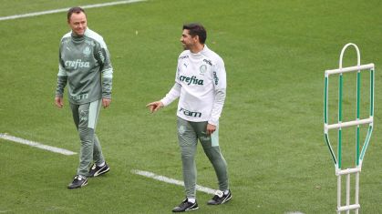 Andrey Lopes, o Cebola, conversa com Abel Ferreira em treino do Palmeiras