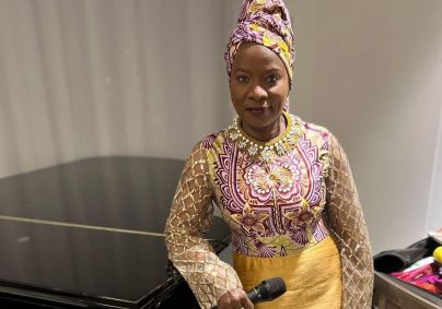 Angélique Kidjo é uma cantora, compositora, dançarina, atriz, diretora e produtora beninense
