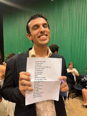 O advogado catarinense Angelo Prata de Carvalho com o setlist do show-surpresa de Paul McCartney realizado em Brasília / Arquivo pessoal