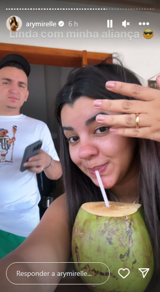 Influenciadora Ary Mirelle compartilhou foto usando aliança de noivado ao lado do cantor João Gomes / Reprodução/Instagram