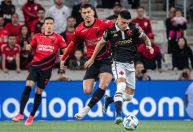 Vasco segura Athletico-PR na Ligga Arena e segue fora do Z4 do Brasileirão
