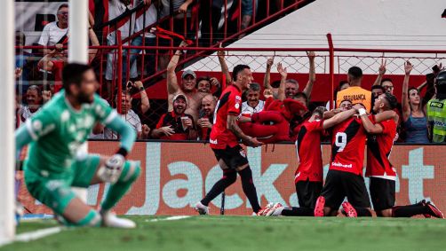 Jogadores do Atlético-GO comemoram a volta à Série A
