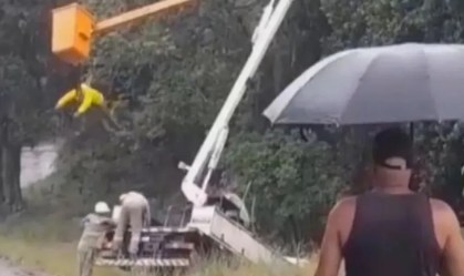 Video flagra funcionário de concessionaria de energia pendurado
