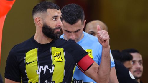 Benzema antes de sentir a lesão em Al-Ittihad 4 x 2 Al-Khaleej