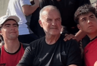 Bielsa assiste a jogo em arquibancada e é tietado no Uruguai; veja