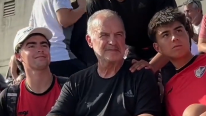Marcelo Bielsa tira foto com torcedores em jogo do Campeonato Uruguaio