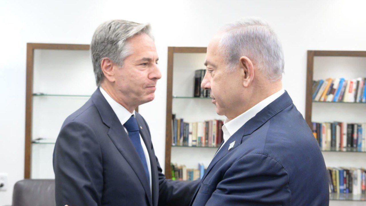 O secretário de Estado Antony Blinken (à esquerda) encontra-se com o primeiro-ministro israelense, Benjamin Netenyahu (à direita) em Tel Aviv, Israel, / Foto: Amos Ben-Gershom (GPO)/Anadolu Agency via Getty Images