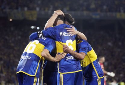 Time do Boca Juniors comemora gol em derrota para o Estudiantes pela Copa da Argentina