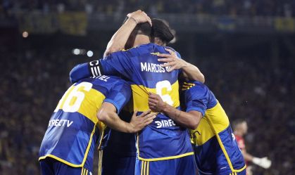 Time do Boca Juniors comemora gol em derrota para o Estudiantes pela Copa da Argentina