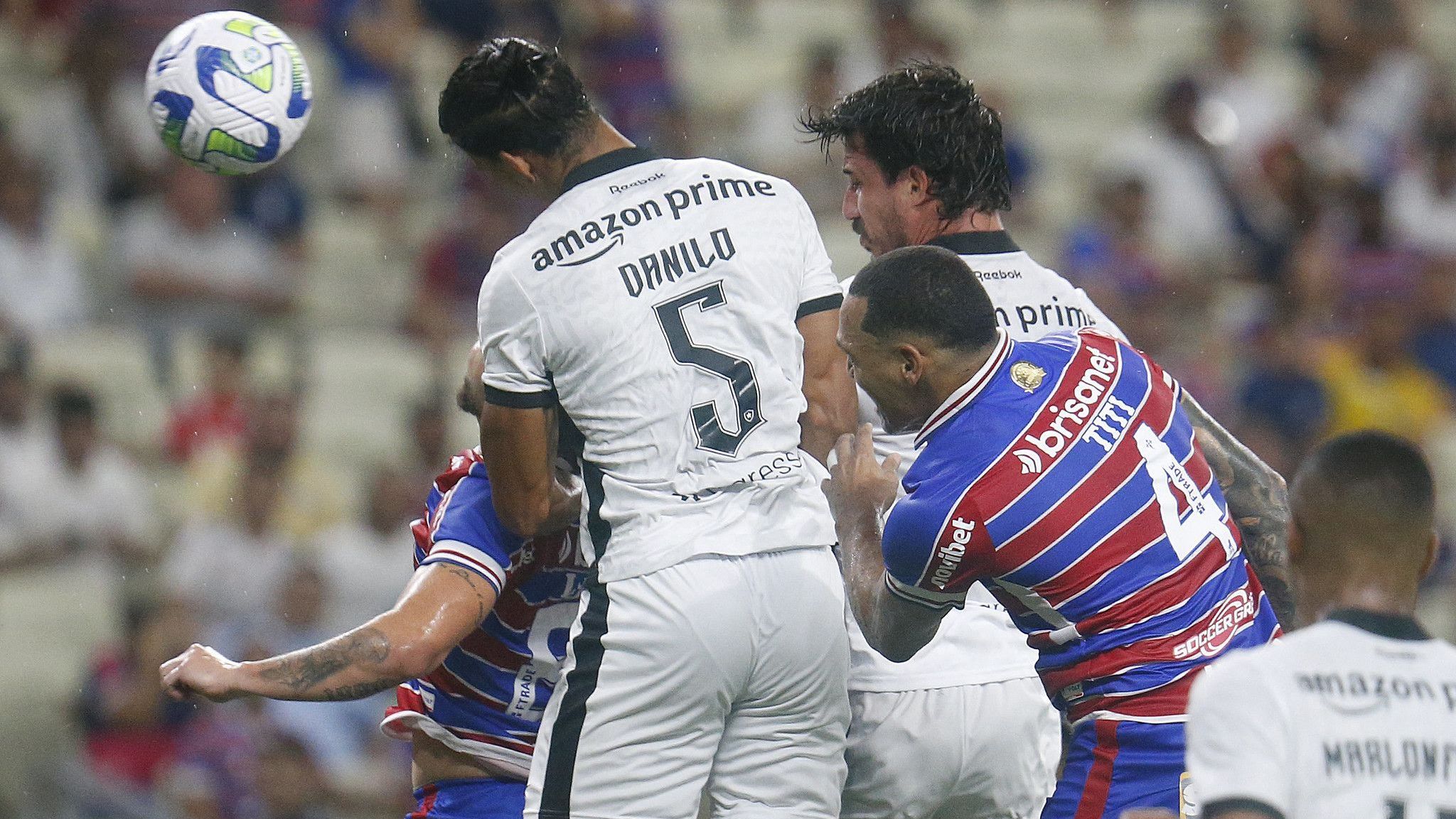Danilo Barbosa cabeceia para empatar o jogo na Arena Castelão: Fortaleza 2 x 2 Botafogo