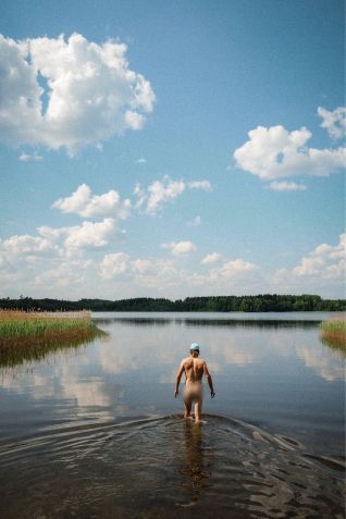 Em 2022, foto do piloto nu em um lago viralizou nas redes sociais / Reprodução