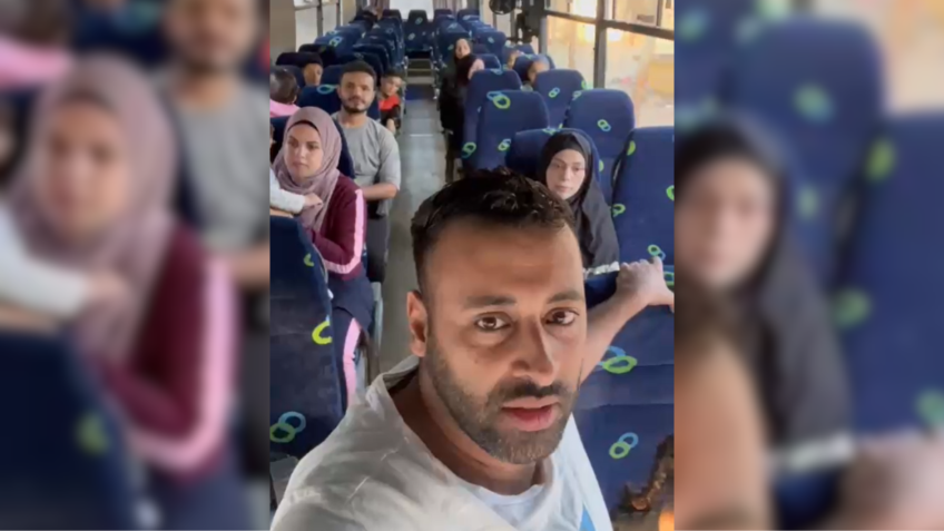 Hasan Rabee com grupo de brasileiros e familiares autorizados a deixar a Faixa de Gaza, em ônibus indo para a passagem de Rafah, na fronteira com o Egito, na sexta-feira (10) / Reprodução/Hasan Habee