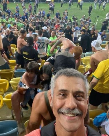 Torcedor tira selfie em meio a pancadaria / Reprodução/X