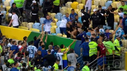 Jogadores da Argentina pedem calma durante pancadaria generalizada na arquibancada do Maracanã