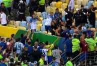 Pancadaria no Maracanã atrasa Brasil x Argentina; jogadores pedem calma
