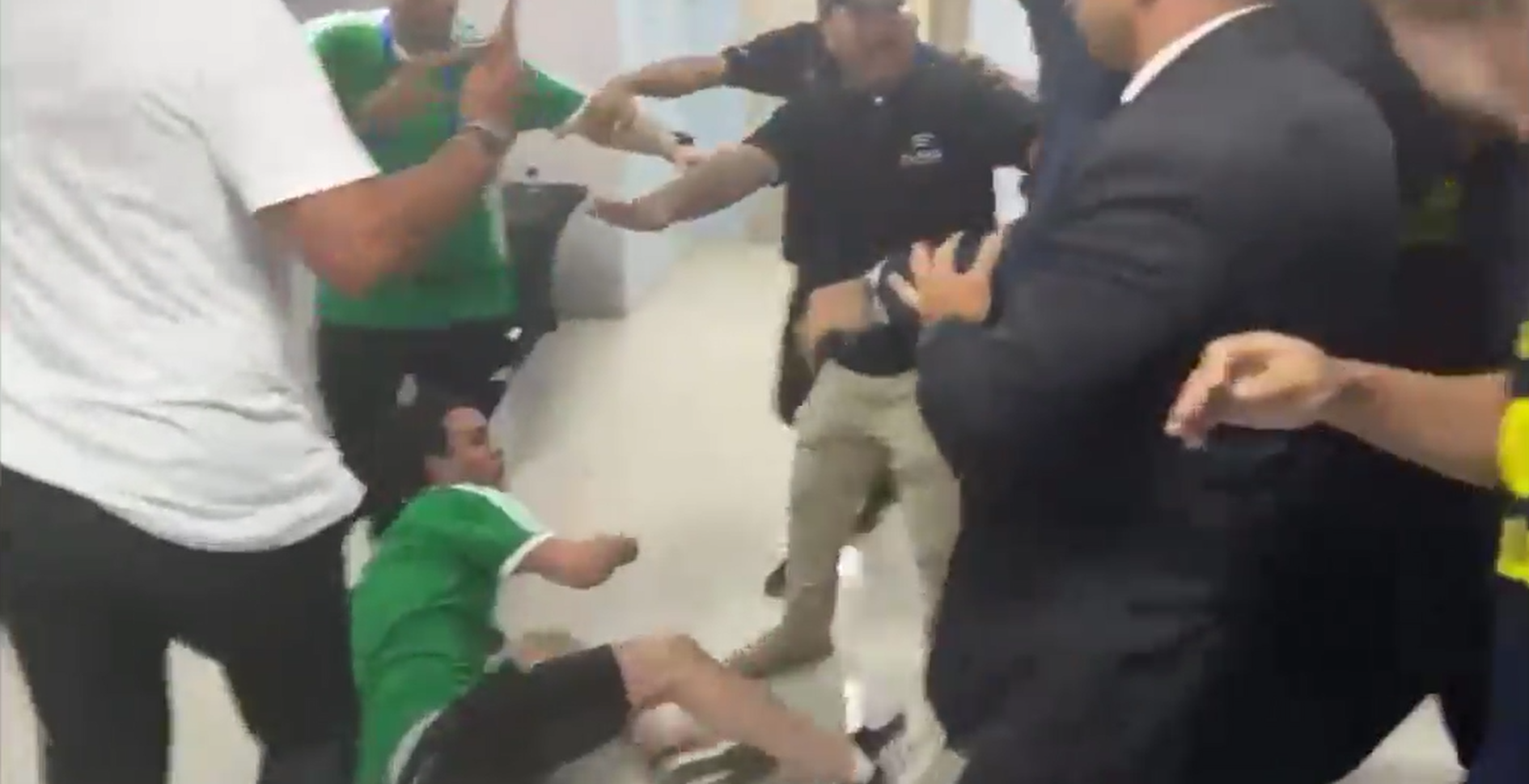 Homem fica no chão durante briga entre delegações de Colômbia e Brasil