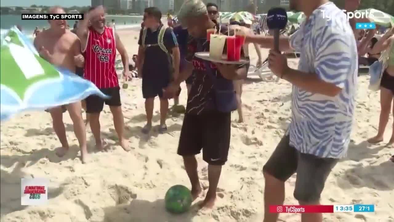 Vendedor de caipirinha faz embaixadinhas em duelo contra argentino na praia do Rio de Janeiro