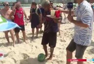 Vendedor de caipirinha vence argentino em embaixadinhas e faz gesto obsceno para TV