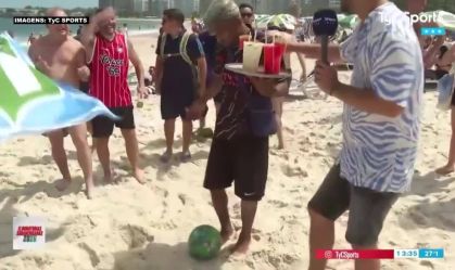 Vendedor de caipirinha faz embaixadinhas em duelo contra argentino na praia do Rio de Janeiro